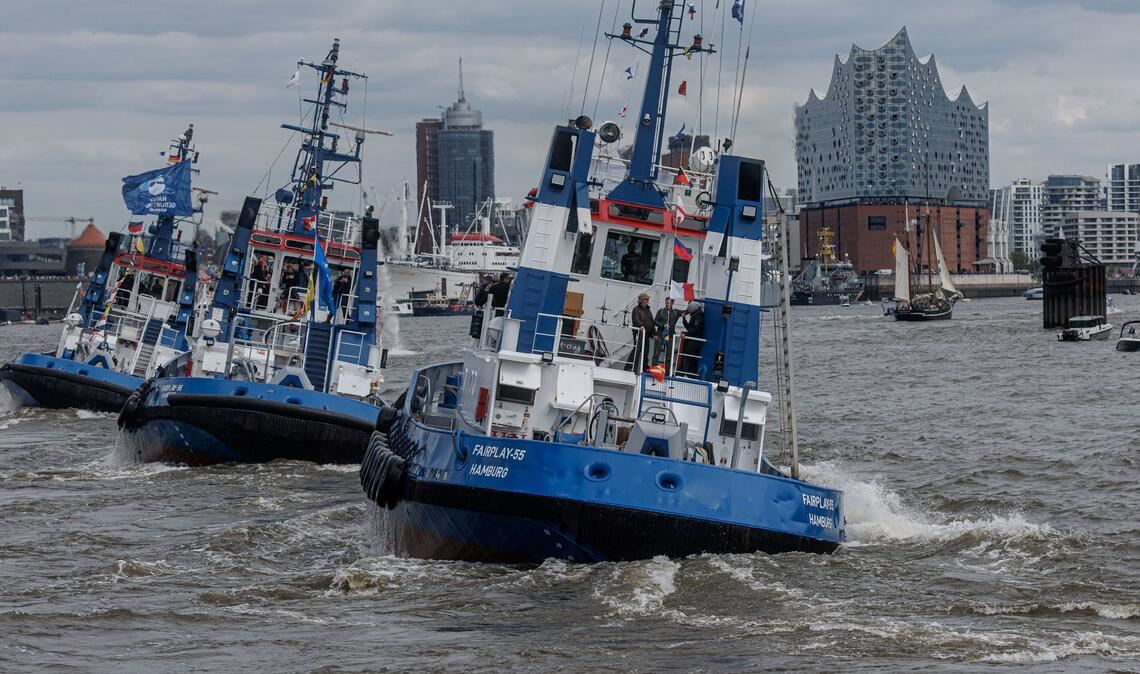 Hafenschlepper fahren zum Hafengeburtstag in Hamburg das beliebte Schlepperballett.