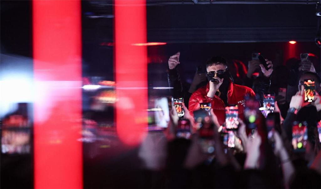 Haftbefehl steht nach Erscheinen seiner Netflix-Doku wieder auf der Bühne.