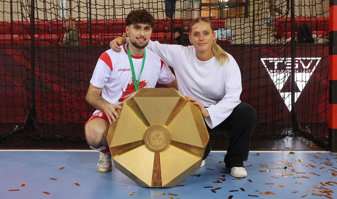 Hajrulla Redzepi jubelt mit seiner Schwester Dafina, die beim VfB spielt.