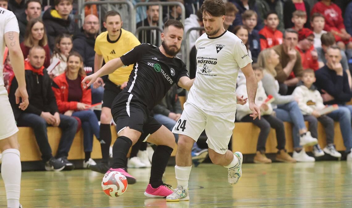 Hajrulla Redzepi (re.) und dem TSV Weilimdorf fehlt noch ein Sieg zur  Deutschen Futsal-Meisterschaft.