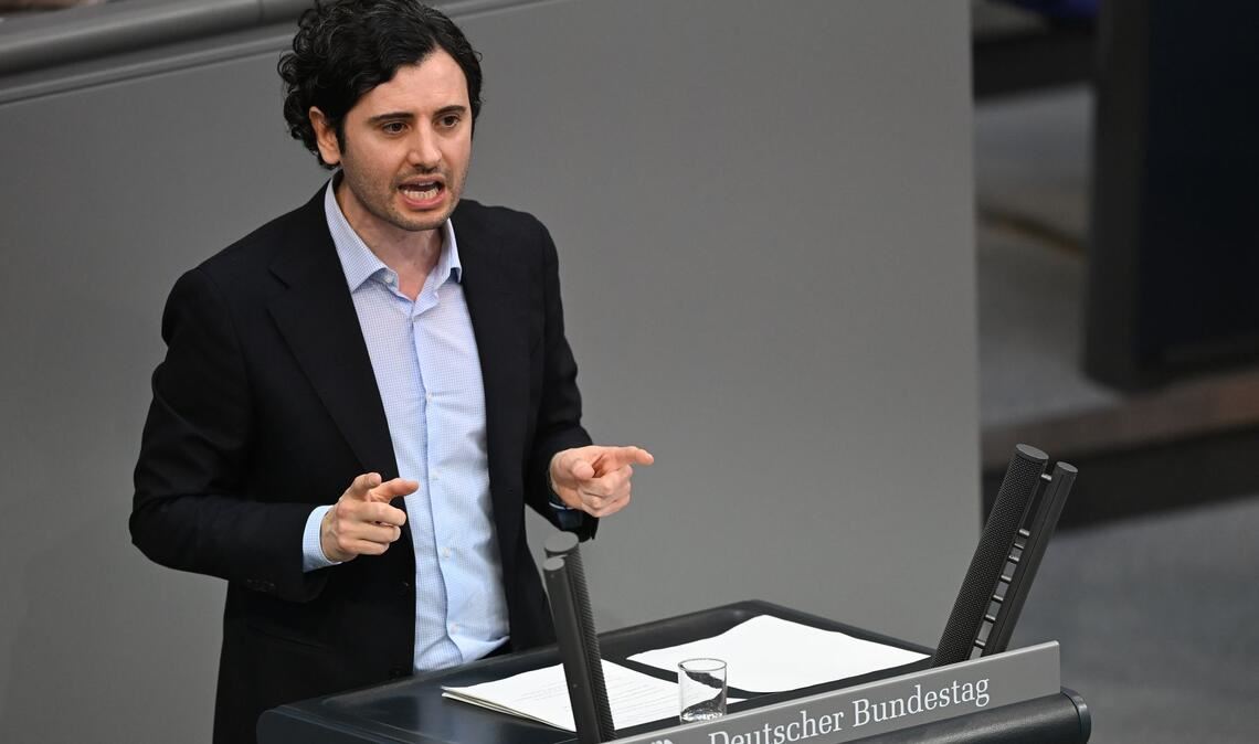 Hakan Demir, Innenpolitiker der SPD, spricht mit Blick auf die geplanten Rückführungszentren in Drittstaaten von einer "Phantomdebatte". (Archivfoto)