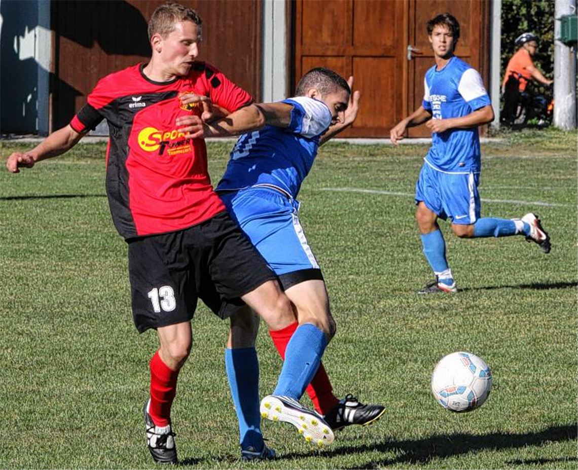 Hakelige Angelegenheit: Sowohl die favorisierten Gäste als auch die Sportfreunde (in Rot) setzen auf Zweikampfhärte Foto: Eigner