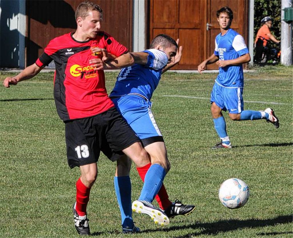 Hakelige Angelegenheit: Sowohl die favorisierten Gäste als auch die Sportfreunde (in Rot) setzen auf Zweikampfhärte Foto: Eigner