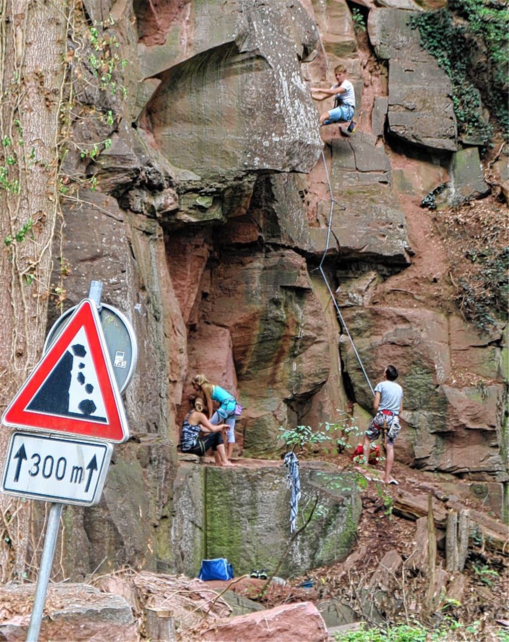 Haken in der Wand geben die Routen im Nagoldtal zwischen Dillweißenstein und Unterreichenbach vor. Foto: Fix