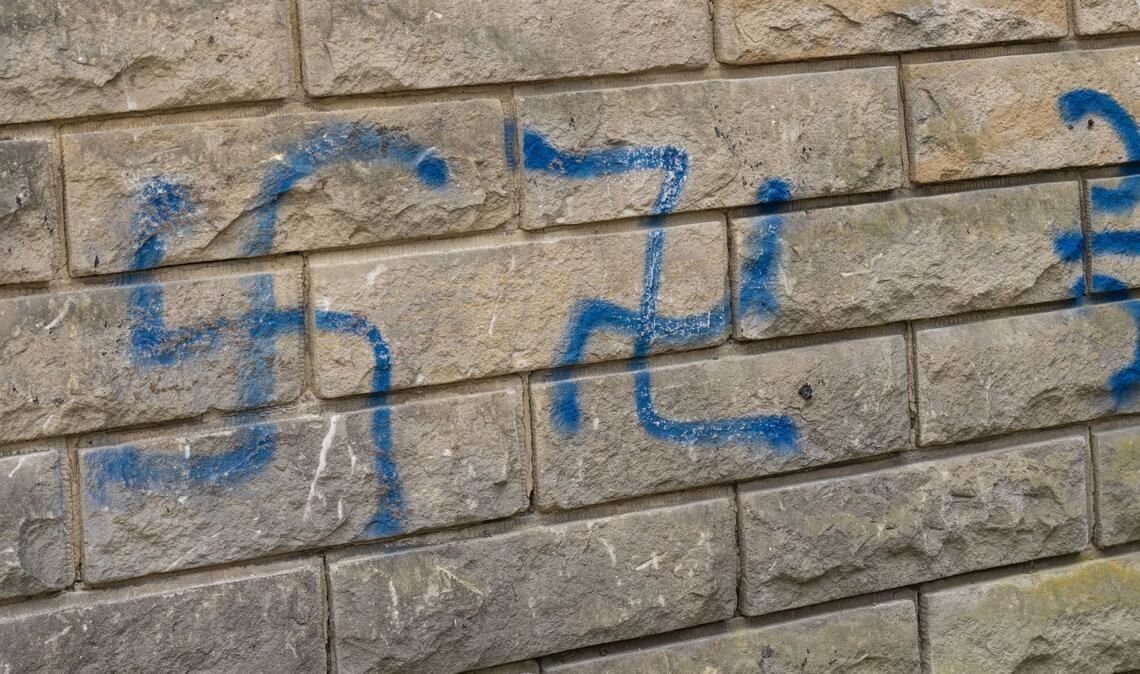 Hakenkreuz-Schmierereien an einer Schule (Symbolbild).