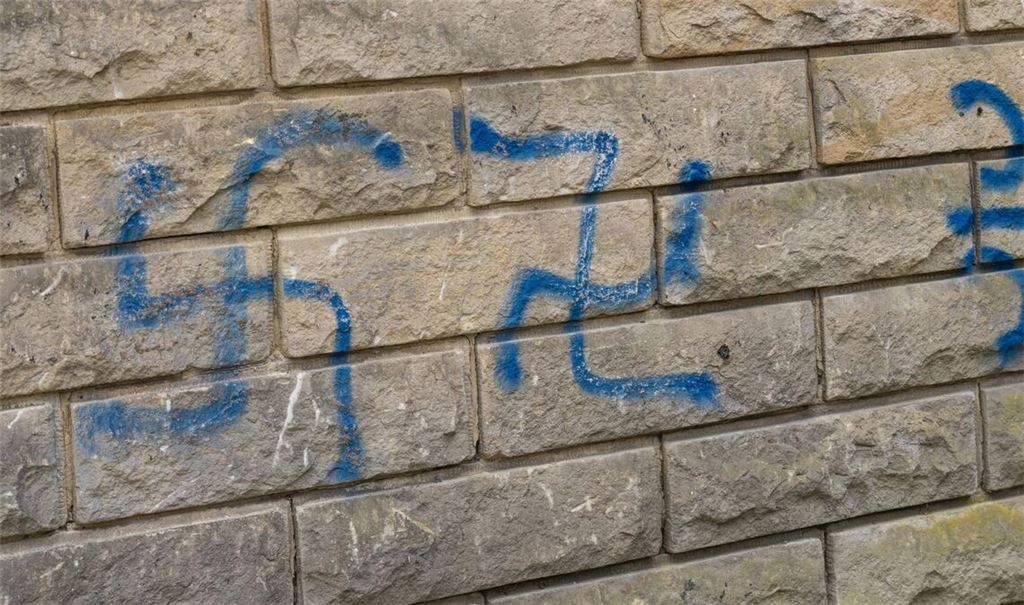 Hakenkreuz-Schmierereien an einer Schule (Symbolbild).