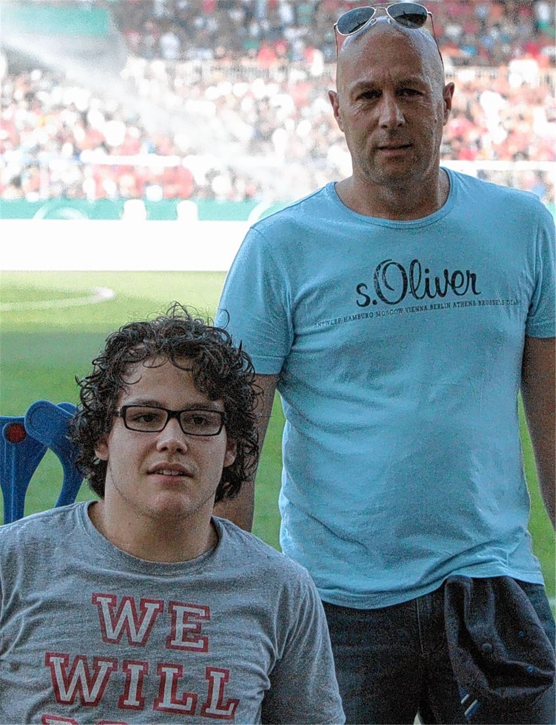 Als hätte man selbst mitgespielt Halbzeit: Luca Steudle und sein Onkel Horst Hellmann am Spielfeldrand.