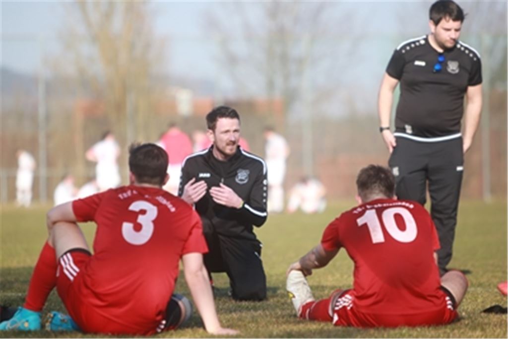 Halbzeit auf dem Fußballrasen in Horrheim: Der Großglattbacher Trainer Daniel Fuchs stellt seine Mannen auf die zweiten 45 Minuten ein – und hat letztlich Erfolg damit. Fotos: Huber