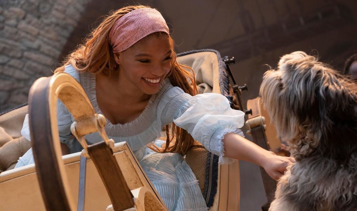 Halle Bailey als Ariel in einer Szene des Films "Arielle, die Meerjungfrau".