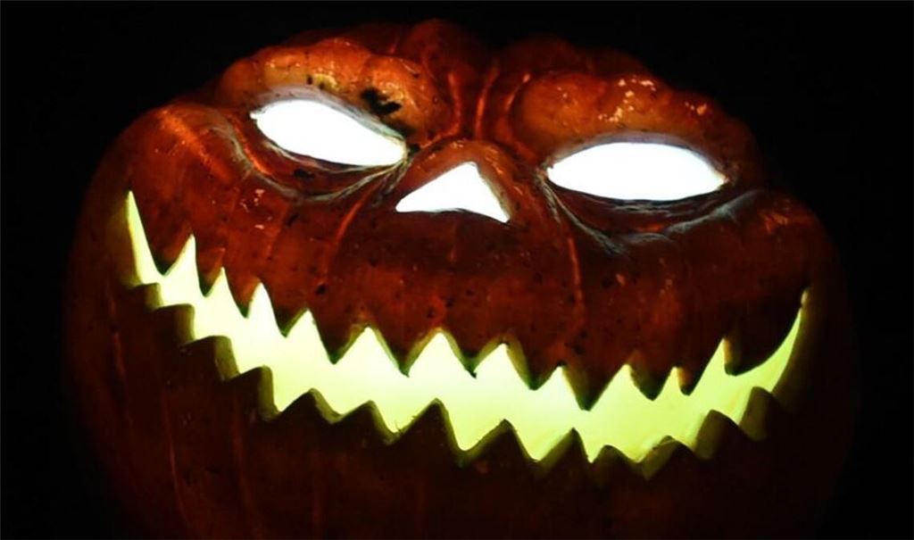 Hallloween: Die Nacht vom 31. Oktober auf den 1. November, in der die Kürbisfratzen zum Leuchten gebracht werden.