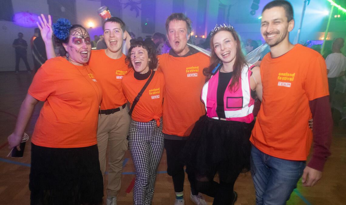 Halloween-Party und geplante Vereinsgründung: Für das Organisationsteam Katja Kraft, Marlene Siewes, Emely Wirbeleit, Lukas Graf, Lisa Eisele und Damian Schütze (v.li.) ist das ein doppelter Grund zu feiern. Fotos: Fotomoment