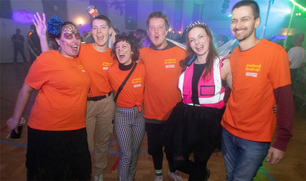 Halloween-Party und geplante Vereinsgründung: Für das Organisationsteam Katja Kraft, Marlene Siewes, Emely Wirbeleit, Lukas Graf, Lisa Eisele und Damian Schütze (v.li.) ist das ein doppelter Grund zu feiern. Fotos: Fotomoment