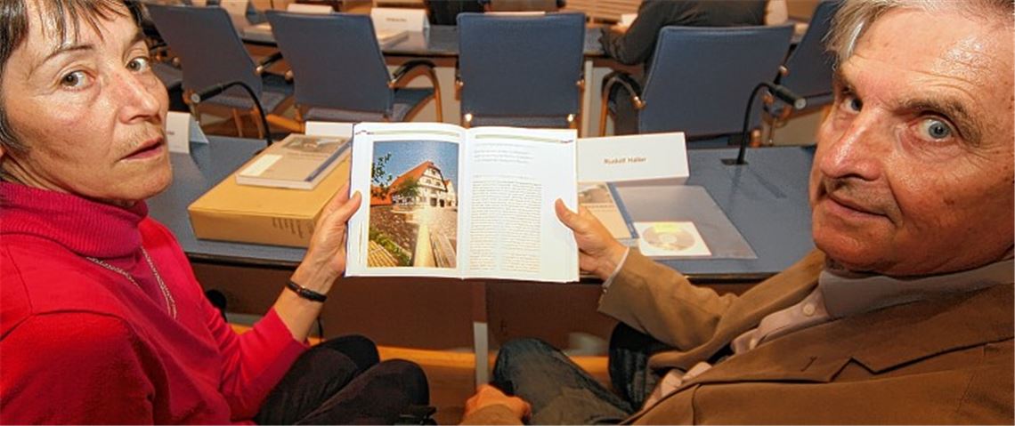 Halten ein druckfrisches Exemplar des 14. Bandes der Enzkreis-Jahrbuch-Reihe in den Händen: Archivarin Elke Hirschbach-Zentner und Rudolf Haller, langjähriger Ötisheimer Hauptamtsleiter, die Autoren des Beitrags über die historische Ötisheimer Kelter. Foto: Kollros
