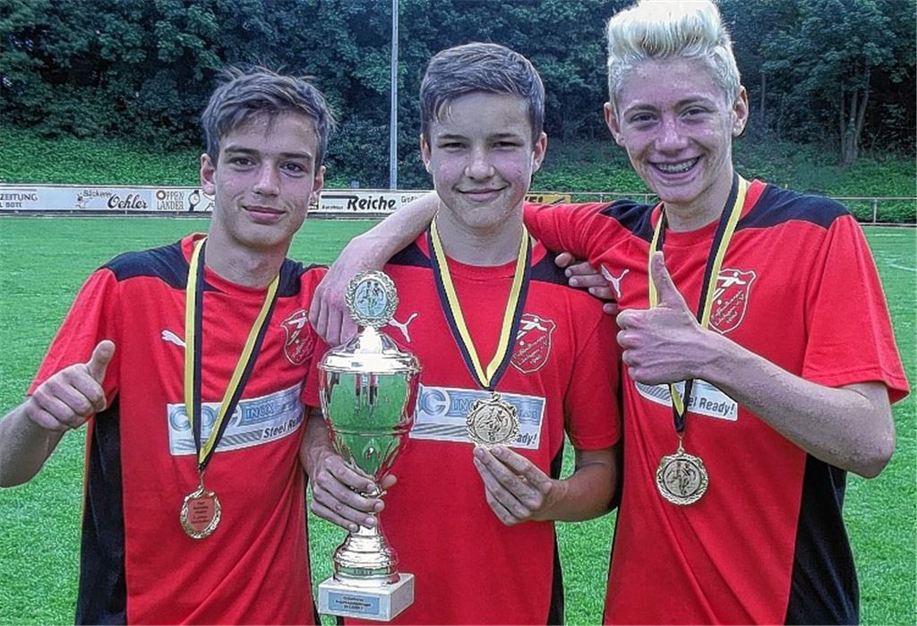 Hamza Söyleyen, Julian Frick, Jonas Engler mit Goldmedaillen und Siegerpokal (v.li.). Foto: privat