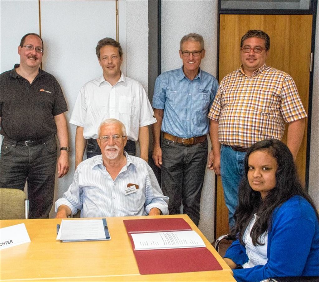 Hanaja Kandasamy übt mit Klaus Wächter (re.) ein Vorstellungsgespräch und trifft Konrektor Hans-Gerd Barth (sitzend) sowie Christian Spaeth, Jörg Schuler und Jörg Schüle (Kinder- und Jugendförderverein, v. li.). Foto: Wendelstein