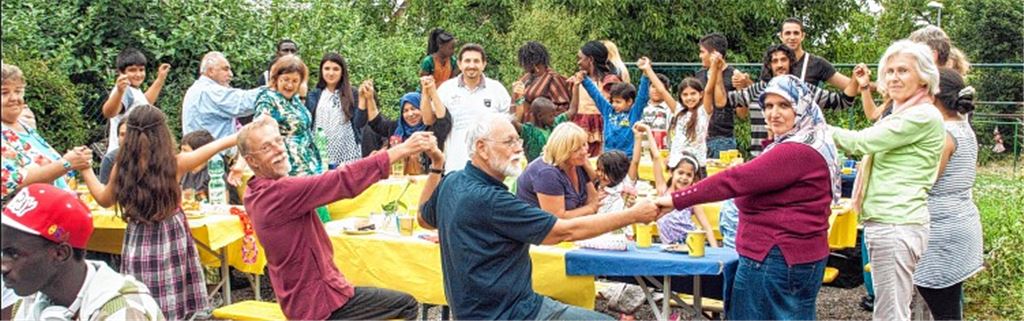 Hand in Hand beim Sommerfest: Asylbewerber und Mühlacker Einwohner feiern gemeinsam an der Unterkunft im Dürrmenzer Falkenweg.