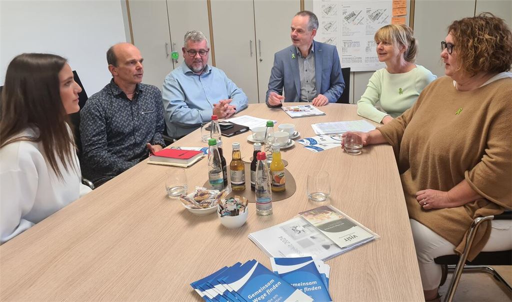 „Hand in Hand für seelische Gesundheit“ beim Aktionstag am Samstag (v.li.): Jasmin Röhm und Jochen Gerst (Baden-Württembergischer Landesverband für Prävention und Rehabilitation, bwlv), Jürgen Halbleib (Caritas), Christoph Zastrow (Diakonie Enzkreis), Katja Rosar (Integrationsfachdienst NSW) und Tanja Konstandin (Visit). Foto: Metzbaur