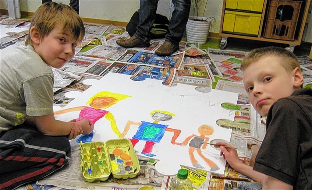 Hand in Hand wie auf dem Gemälde der Schüler arbeiten in Enzberg Lehrer und Sozialpädagogen zusammen. Der Stundenplan beinhaltet daher als feste Elemente sozialpädagogische Einheiten.