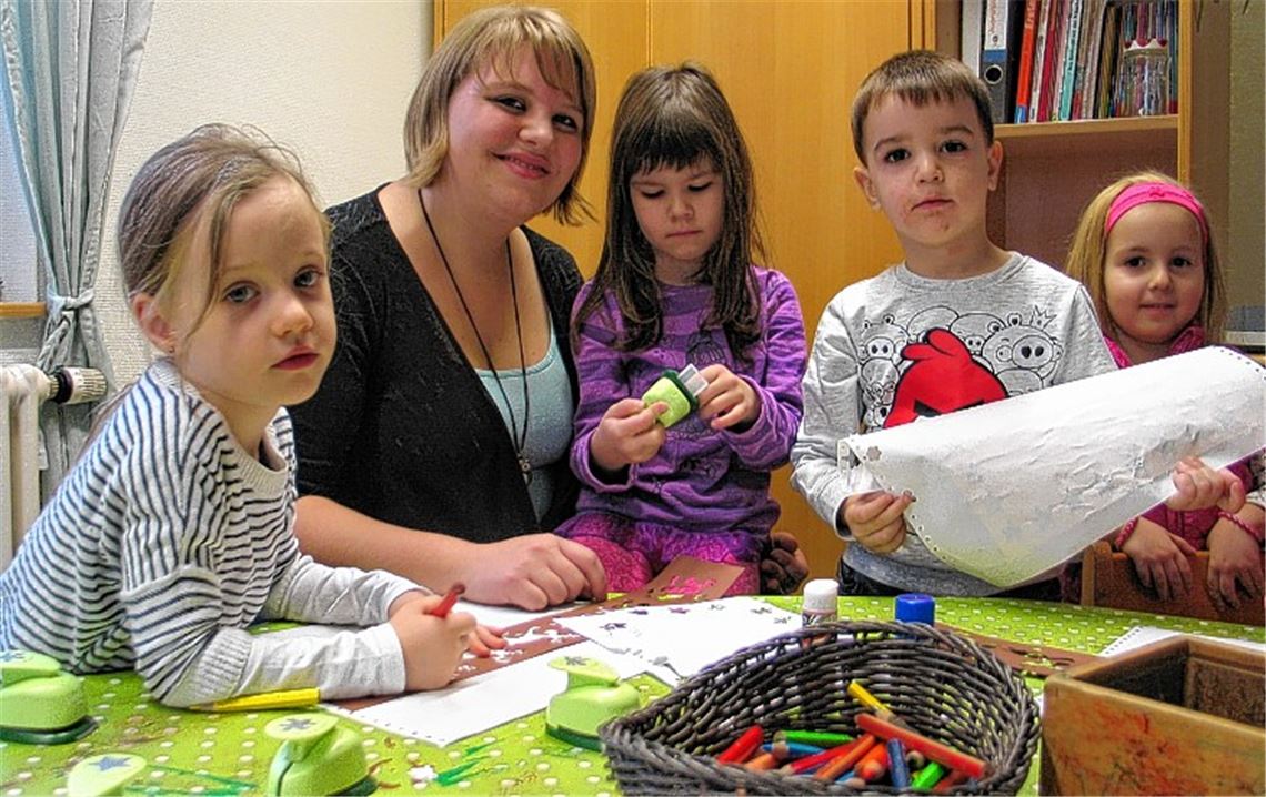 Hand in Hand wird in der Mäusegruppe des Kindergartens Villa Emrich gebastelt und gespielt. Erzieherin Saskia Tratinek arbeitet aber nicht nur beruflich gern mit Kindern zusammen.