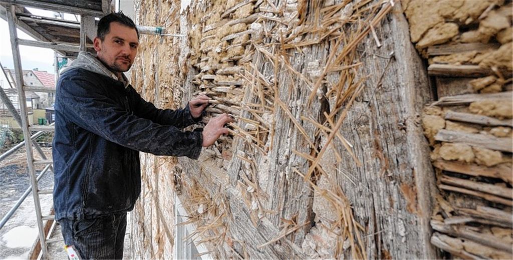 Handarbeit für den Fachmann Sven Krzewinsky: Die vielen Putzschichten im Dürrmenzer Kazenmaierhaus in der Hofstraße 17 kommen weg. 