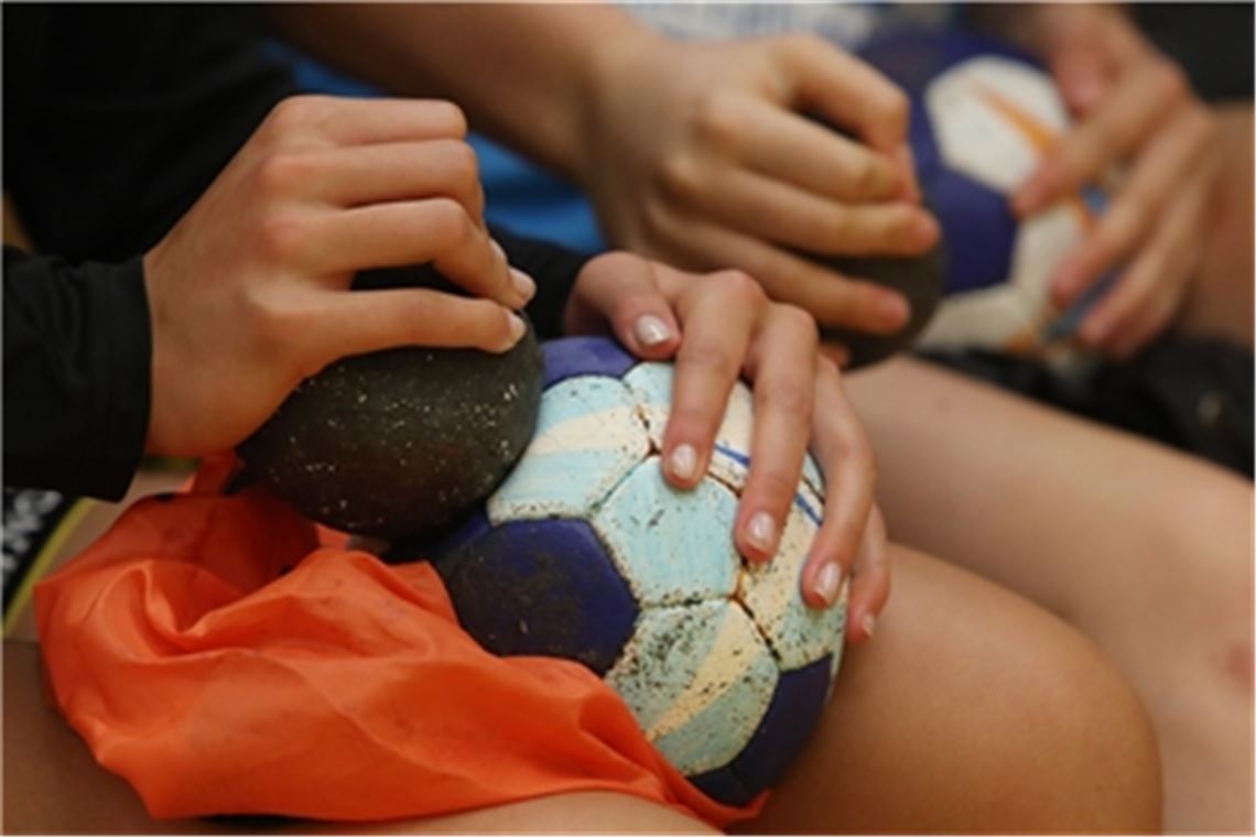 Nach Lockdown-Verlängerung: Handball-Saison ist beendet Handbälle zu entharzen, das wird bis Sommer wohl nicht nötig sein, denn bis dahin wird es nach der Abbruchs-Entscheidung der Verbände keine Punktspiele mehr geben.Archivfoto: Rubner