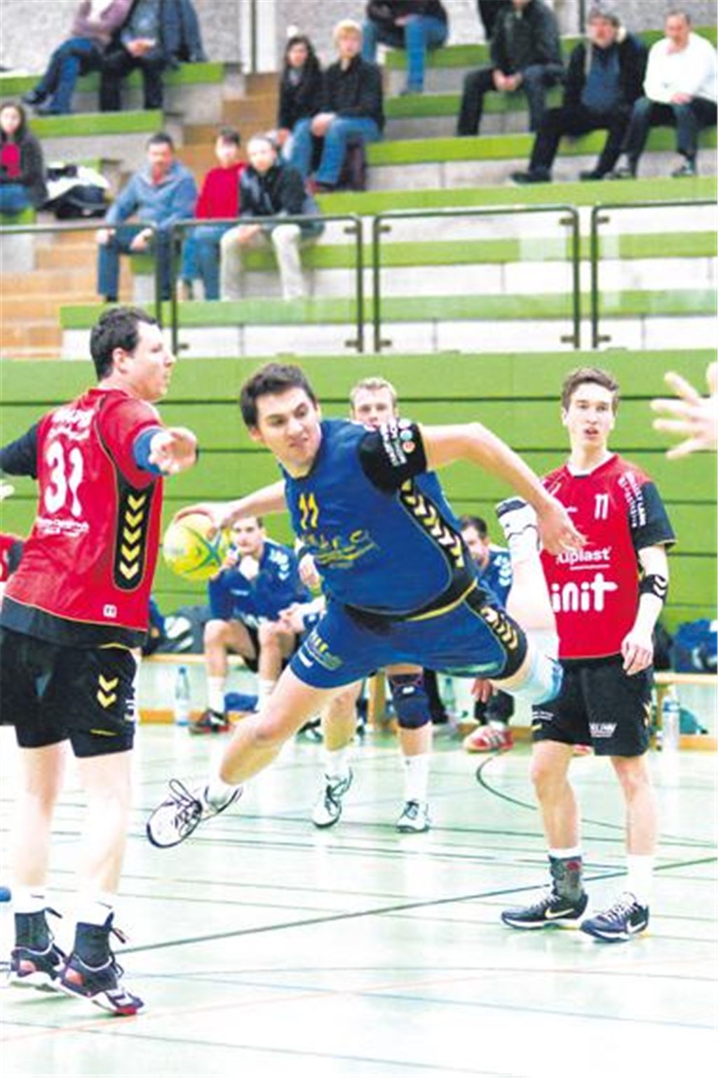 Handball-Truppe aus Mühlacker zeigt den nötigen Biss und sorgt bei den Fans für beste Stimmung: Bei den Blau-Gelben avanciert Daniel Ufrecht mit acht Treffern zum Mann des Tages. 
Foto: Zschorsch