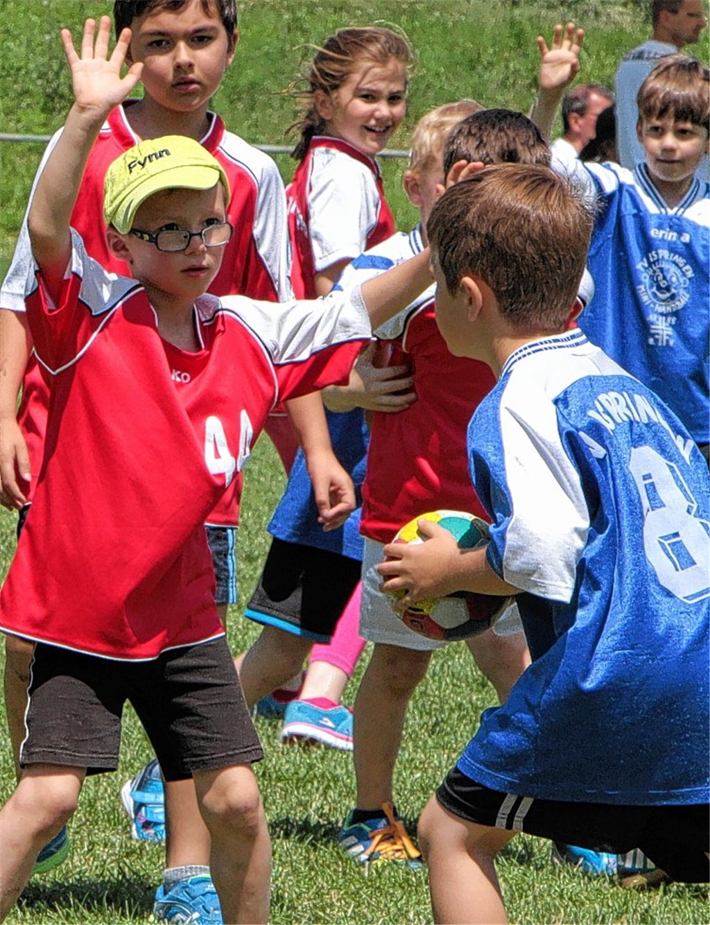 Handballspaß auf Rasen: Die Minis des TSV Knittlingen (in Rot) stellen sich dem gleichaltrigen Nachwuchs des TV Ispringen.