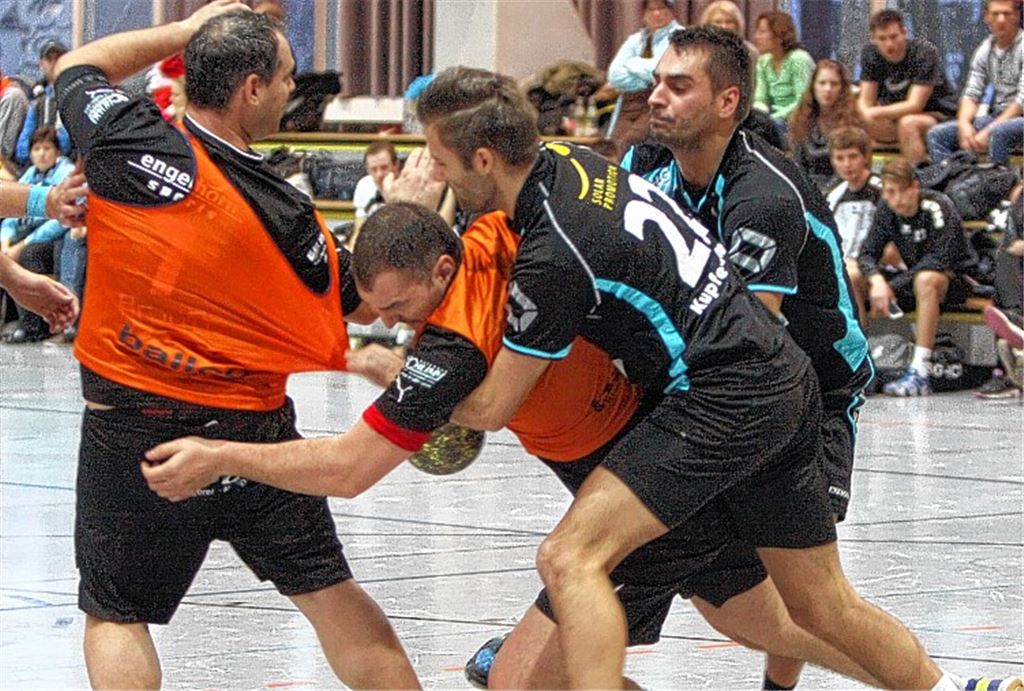 Handballspiele, in denen mit allen Bandagen gekämpft wird, verspricht das Dreikönigsturnier des TSV Wiernsheim am Wochenende.Archivfotos: Eigner