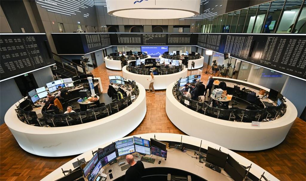Handelsraum der Frankfurter Börse: Die Dividenden für Aktionäre sind gestiegen. (Archivbild)