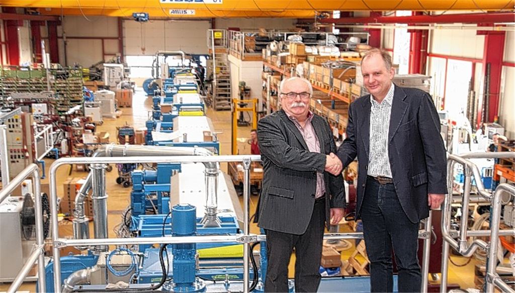 Handschlag nach Wechsel an der Spitze: der seitherige geschäftsführende Gesellschafter und Firmengründer Helmut Wahl (li.) und der neue Eigentümer von Extrudex, Christoph Scabell, in der Produktionshalle. Links hinter ihnen ist eine Extrusionsanlage zur Herstellung von Zahnbürstenborsten zu sehen. Abnehmer ist ein Kunde in Indonesien. Fotos: Sadler
