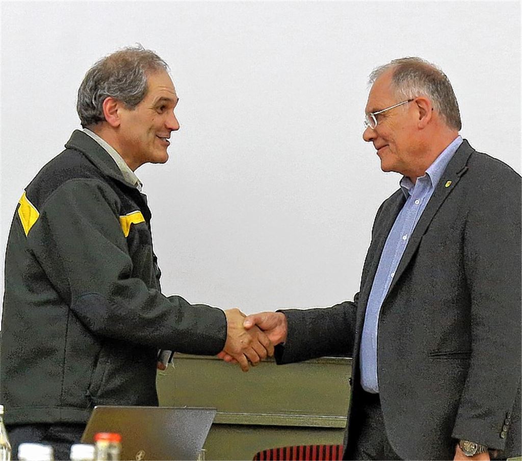 Handschlag zum Abschied: Bürgermeister Norbert Holme (re.) bedauert, dass Förster Martin Schickle nach 30 Jahren in Ölbronn-Dürrn ein neues Revier übernimmt. Foto: Goertz
