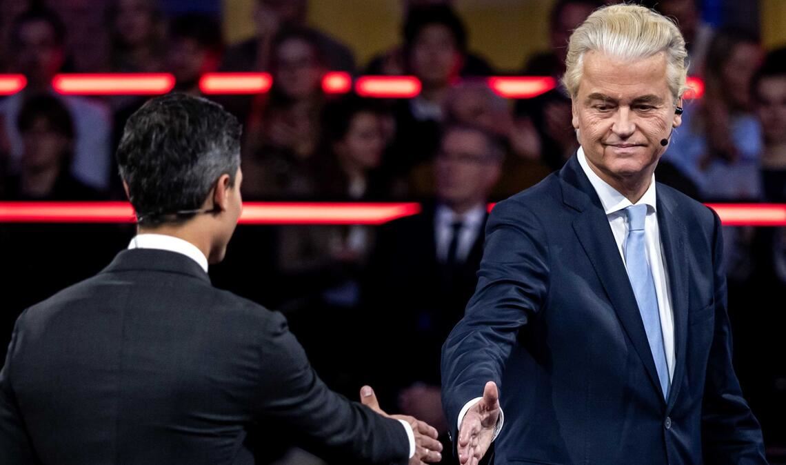 Handshake kurz vor der Wahl zwischen Rob Jetten (L), Spitzenkandidat der linksliberalen D66 und Rechtspopulist Geert Wilders.