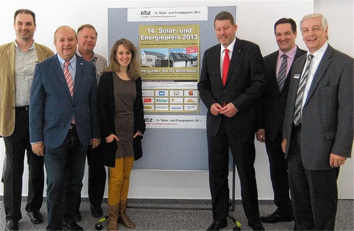 Handwerk, Stadt und Kreis und weitere Partner werben für die Teilnahme am 14. Solarpreis (v. li.): Mathias Morlock, Rolf Nagel, Joachim Butz, Jana Edlinger, Roger Heidt, Christian Schneider und Manfred Volz.