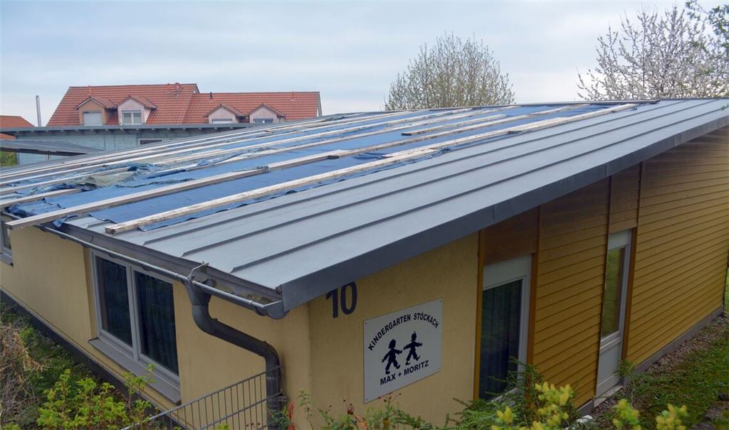 Handwerker steigen der Kita „Max und Moritz“ aufs Dach. Foto: Stahlfeld