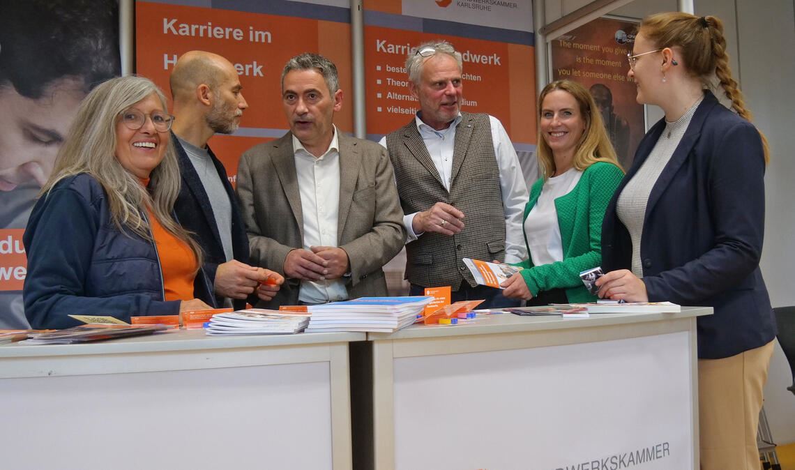 Handwerksberufe sind attraktiver, als viele gemeinhin denken. Jochen Enke (2.v.li.), Linda Marschall (2.v.re.) und Theresa Werder (re.) tauschen sich bei der sehr gut besuchten Aus- und Weiterbildungsbörse diesbezüglich mit den Vertretern der Handwerkskammer aus. Fotos: Friedrich