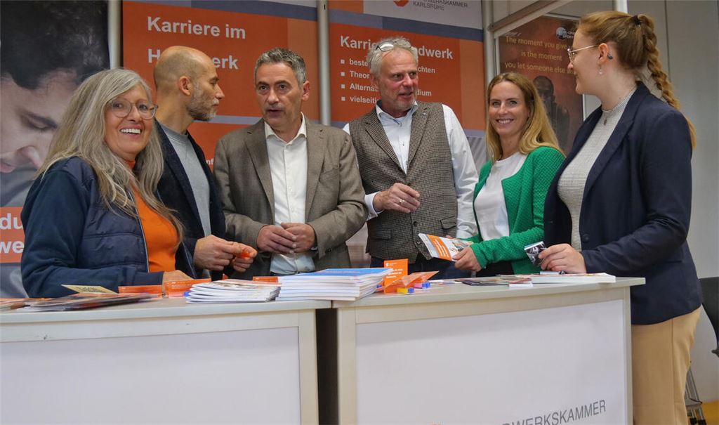 Handwerksberufe sind attraktiver, als viele gemeinhin denken. Jochen Enke (2.v.li.), Linda Marschall (2.v.re.) und Theresa Werder (re.) tauschen sich bei der sehr gut besuchten Aus- und Weiterbildungsbörse diesbezüglich mit den Vertretern der Handwerkskammer aus. Fotos: Friedrich