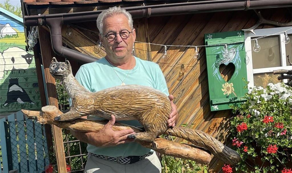 Handwerkskunst: Schnitzer Rudi Schneck mit dem neuen Marder fürs Tiersuchspiel in den Mühlacker Enzgärten. Foto: privat