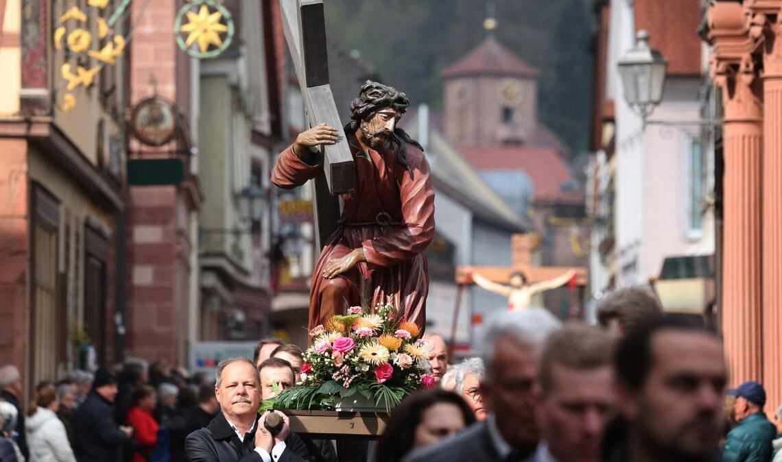 Handwerkszünfte tragen Passionsfiguren in Karfreitagsprozession durch Lohr am Main