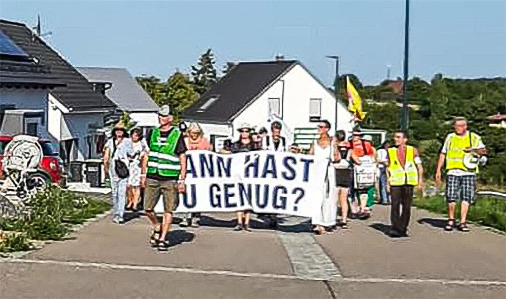 Handyfotos und -videos von Anliegern zeigen den abendlichen Aufmarsch mit Polizeieskorte in Großglattbach. Fotos: privat