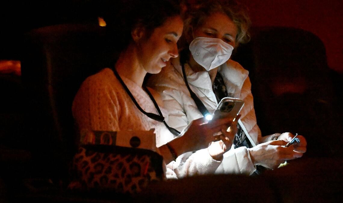 Handylicht, Stirnlampe oder Leselämpchen kommen zum Einsatz.