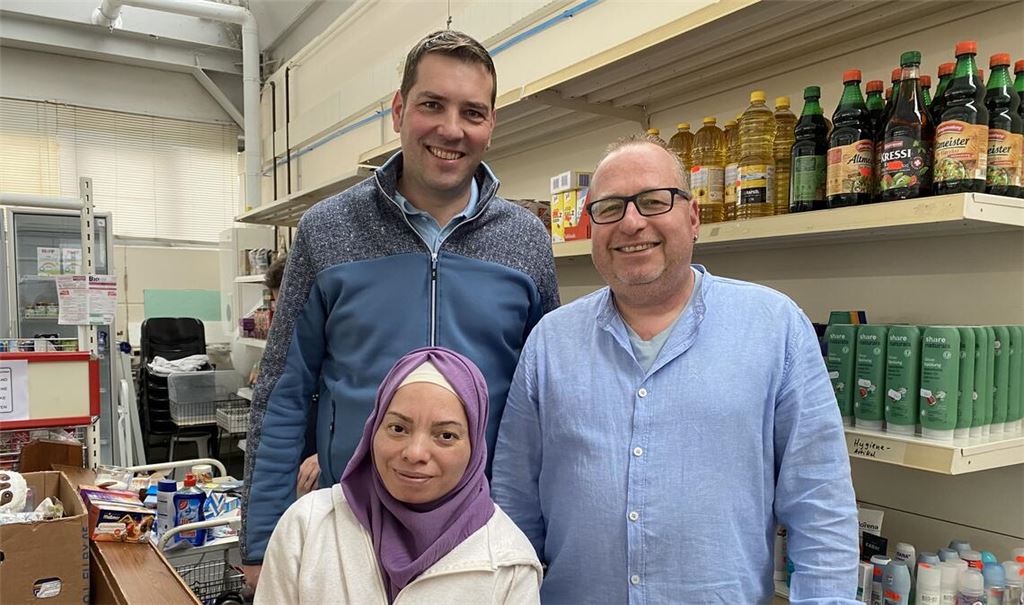 Hanife Barutcu und Dietmar Bäuchle vom Tafelladen freuen sich über die Spende von 500 Euro, die der Vorsitzende des Harmonika-Spielring „Platte“ Wiernsheim, Marco Kühnle (hinten), überreicht. Foto: privat