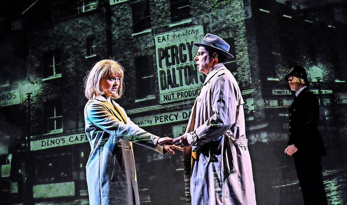 Hannah Sophie Schad als Lizzy und Jörg Pauly als Bezirksinspektor Higgs