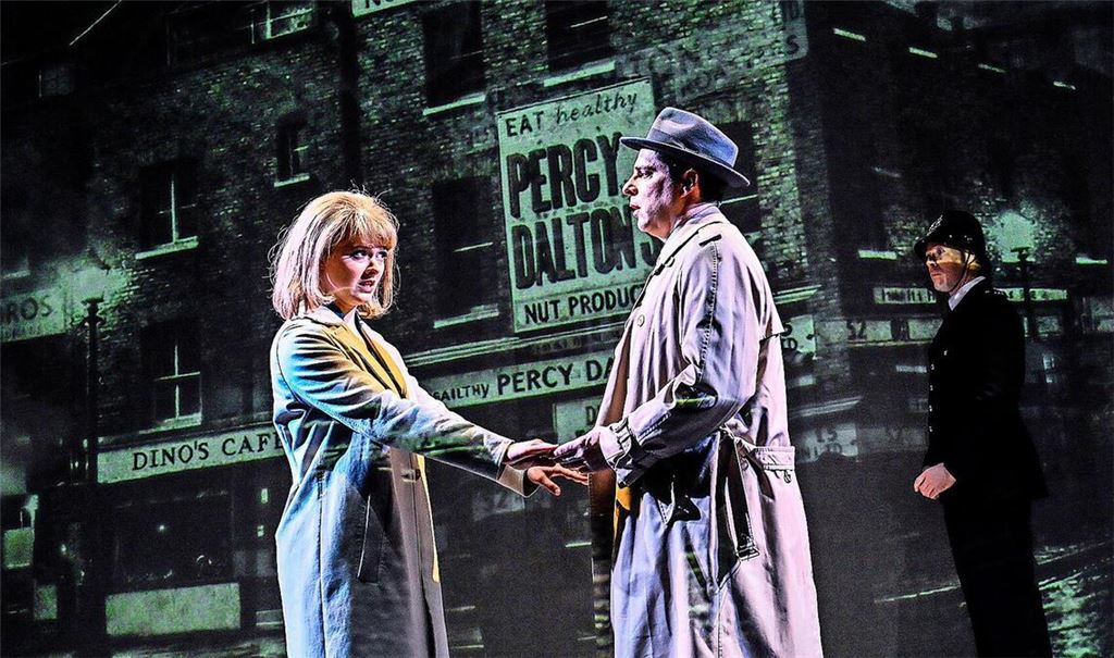 Hannah Sophie Schad als Lizzy und Jörg Pauly als Bezirksinspektor Higgs