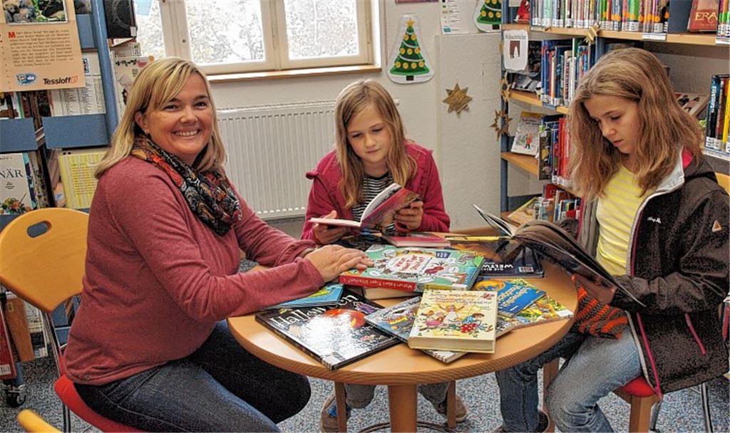 Hannah und ihre Schwester Prisca gehören zu jenen, die sich bei Büchereileiterin Heidrun Buchinger mit Lesestoff versorgen.