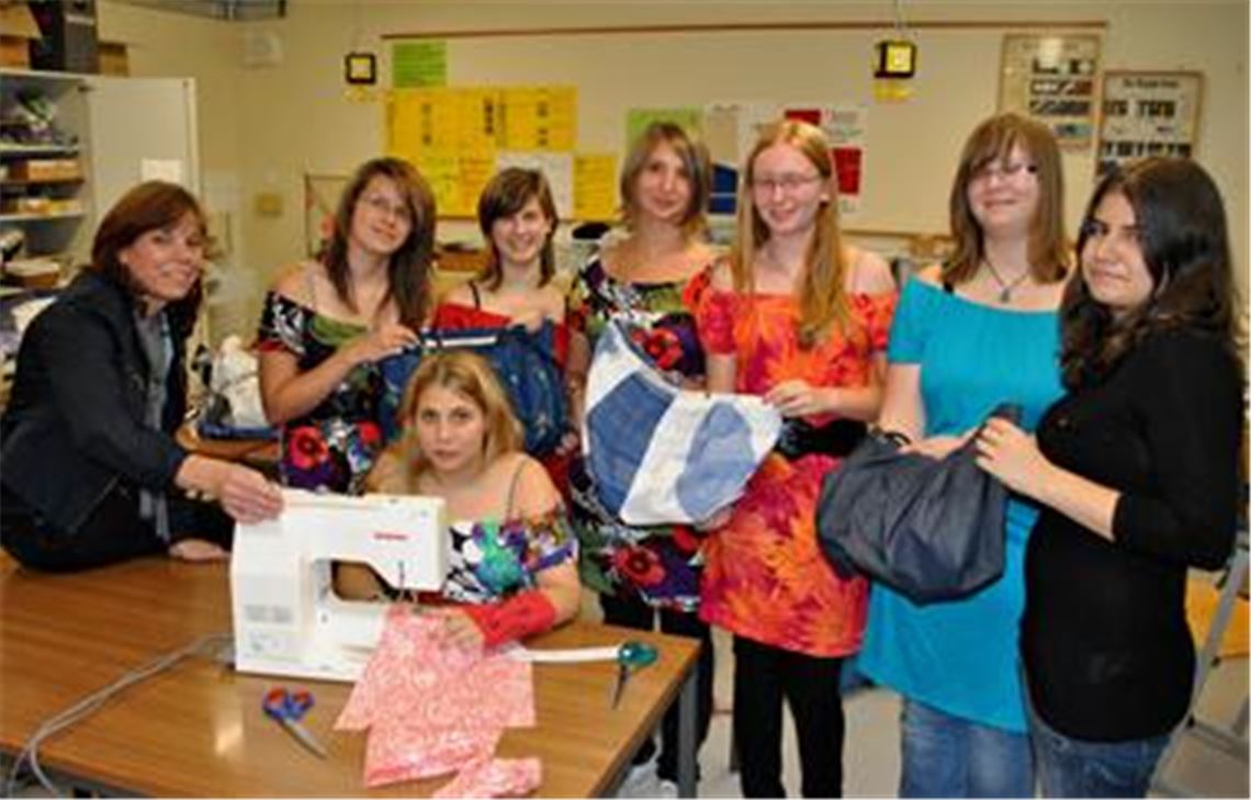 Hannelore Feinauer (li.) hilft an der Nähmaschine, eigene Entwürfe umzusetzen. 
Foto: Stahlfeld