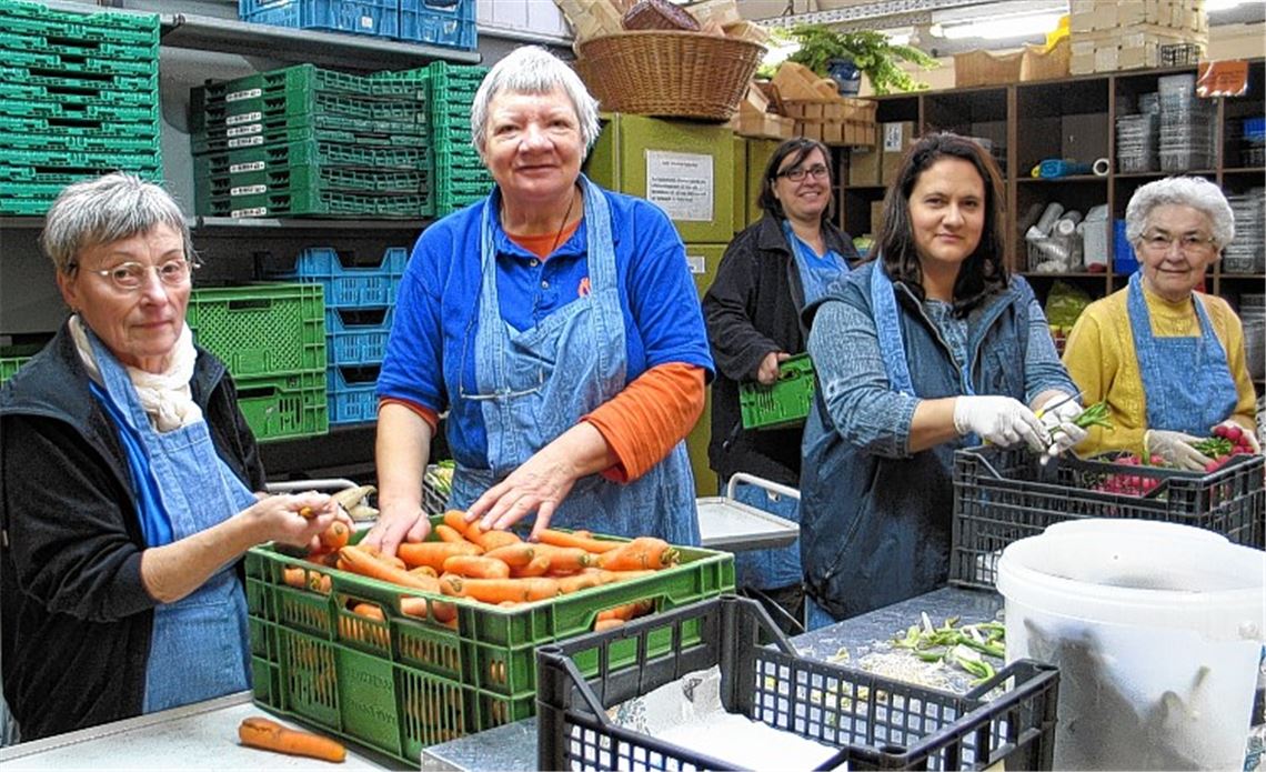 Hannelore Ruff (2.v.li.) an einem ihrer Einsatzorte, dem Tafelladen in Mühlacker. Sie gehört zum Team der Ehrenamtlichen, die die Regale unter anderem mit Gemüse bestücken.