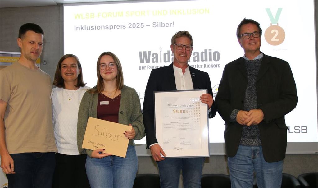 Hannes Stöcker, Jörg Schwerteck, Maike Strohmeier nehmen die Ehrung entgegen von Anne Köhler (Vizepräsidentin des WLSB) und Alexander Fangmann (Inklusionsbeauftragter WLSB/v. re.) entgegen.