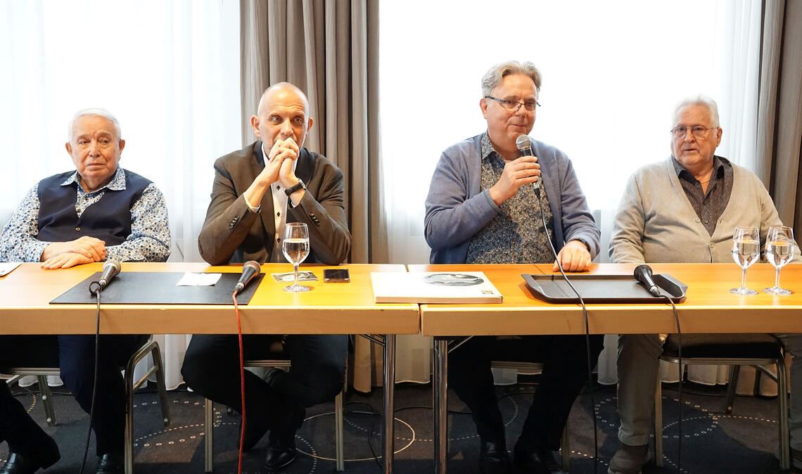 Kurzweiliger Opern-Talk – trotz Absagen Hans A. Hey (v.li.), Ehrenpräsident der Gottlob-Frick-Gesellschaft, Thomas Voigt, Musikjournalist, Thomas Kleinheinz, Präsident der Gottlob-Frick-Gesellschaft, und John Pickerton, australischer Tenor und Träger der Gottlob-Frick-Medaille. Foto: Bastian