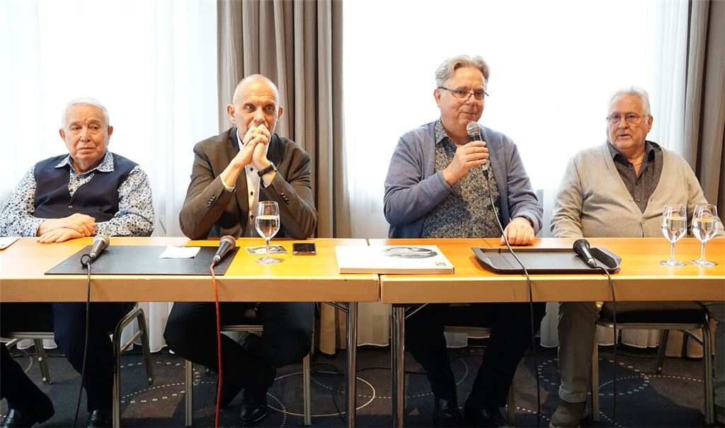 Hans A. Hey (v.li.), Ehrenpräsident der Gottlob-Frick-Gesellschaft, Thomas Voigt, Musikjournalist, Thomas Kleinheinz, Präsident der Gottlob-Frick-Gesellschaft, und John Pickerton, australischer Tenor und Träger der Gottlob-Frick-Medaille. Foto: Bastian