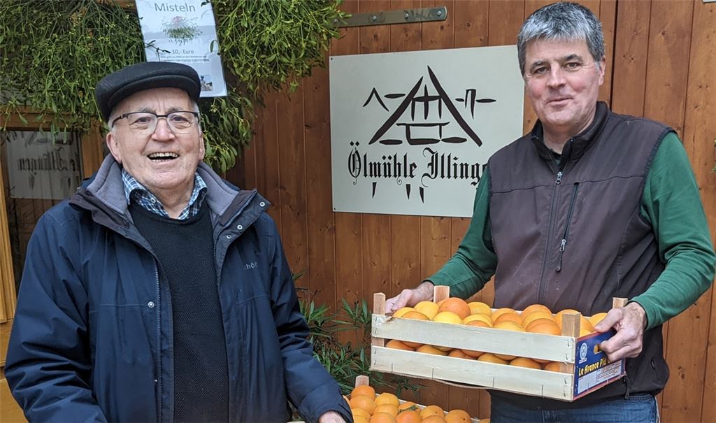 Hans Bauer (li.) und Jürgen Krauth freuen sich über die frisch gelieferten Bio-Orangen, die zum Verkauf bereitstehen. Foto: privat